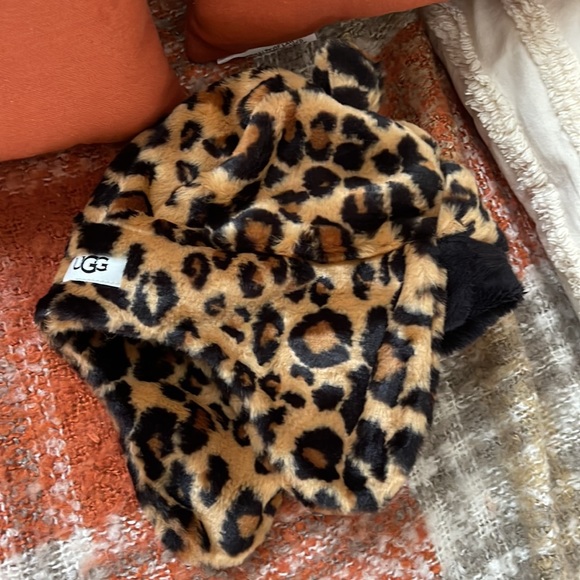 Toddler UGG Cheetah Set - Picture 3 of 7